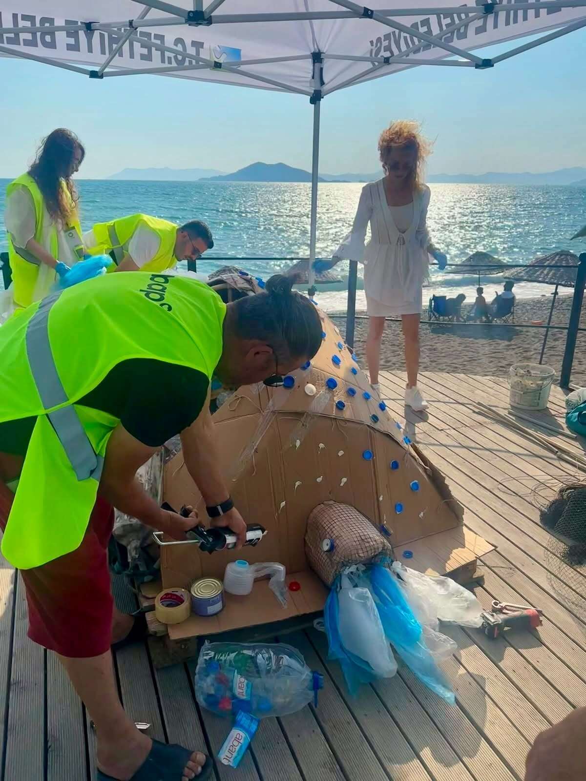 Çalış Plajı’nda Görenleri Şaşırtan Eser: Atıklardan Dev Caretta Caretta Yapıldı 3